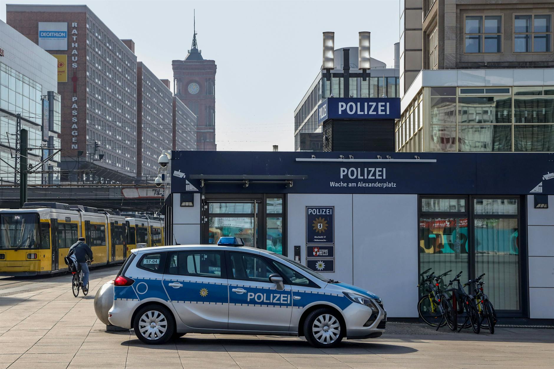 Berlin-Mitte: Mann schlägt 47-Jährigen am Alexanderplatz zusammen – Festnahme