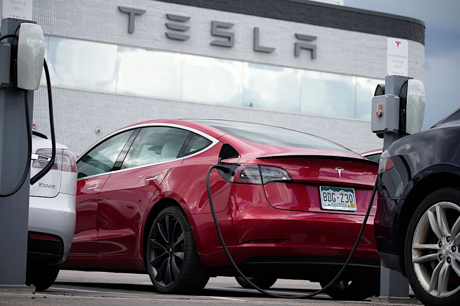 ARCHIV - Eine Model-3-Limousine von Tesla steht bei einem Tesla-Händler an ein Ladegerät angeschlossen.  ld