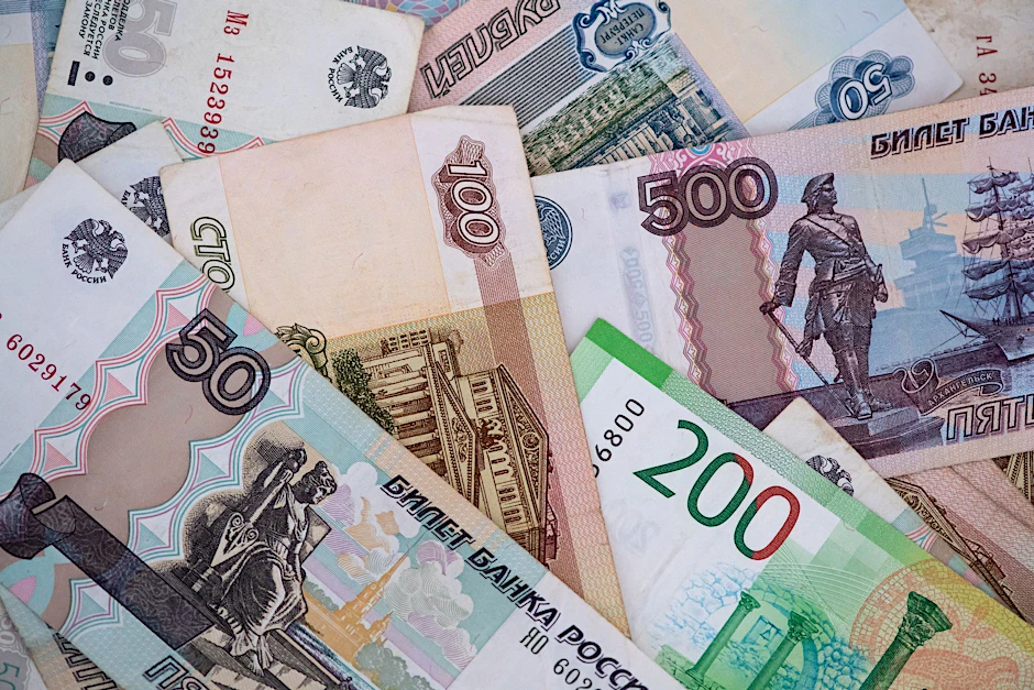 ARCHIV - Die Zahlung in der russischen Landeswährung Rubel ist strittig.  