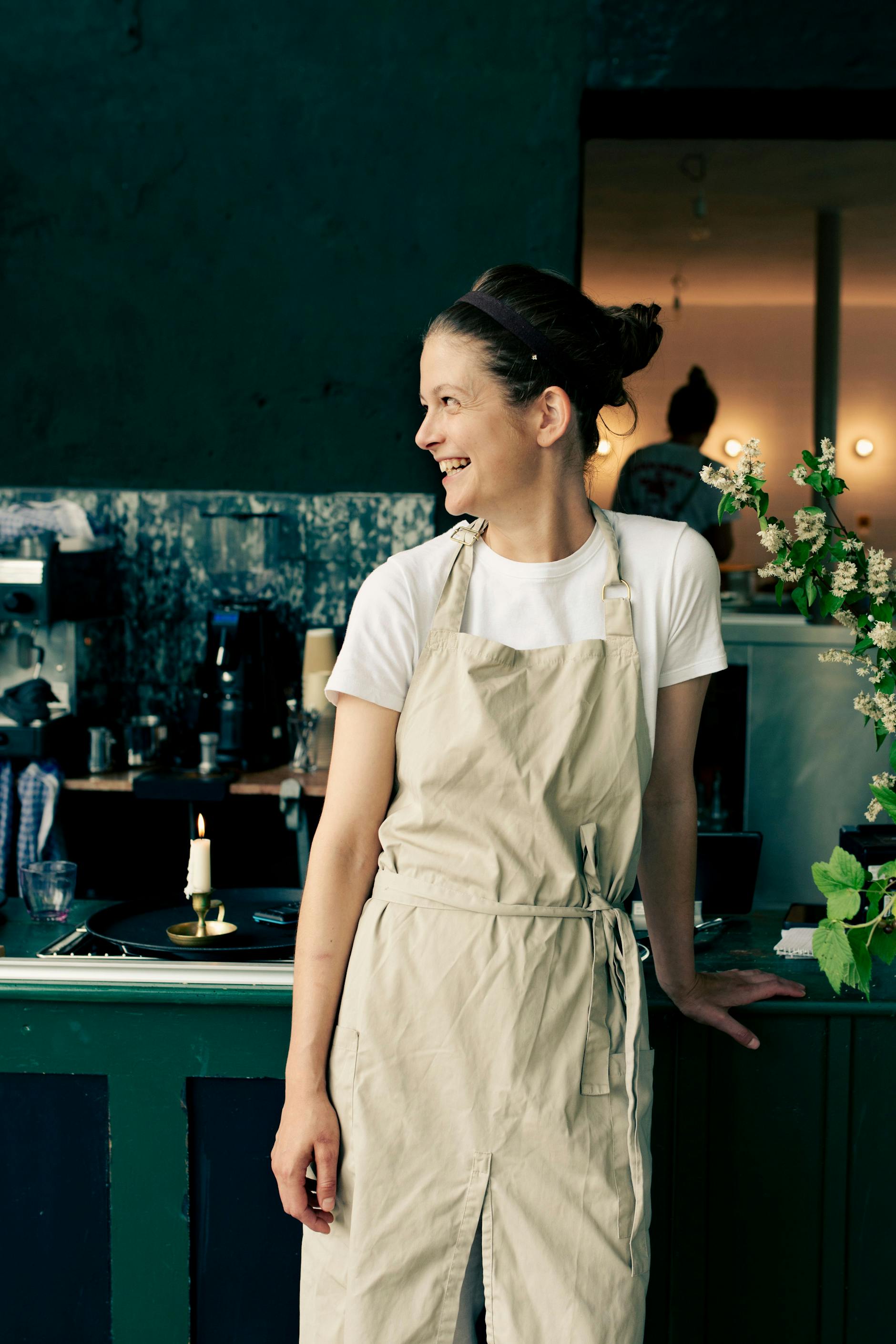 Die Inhaberin des Gaia Zsuzsanna Toth in ihrem Restaurant.
