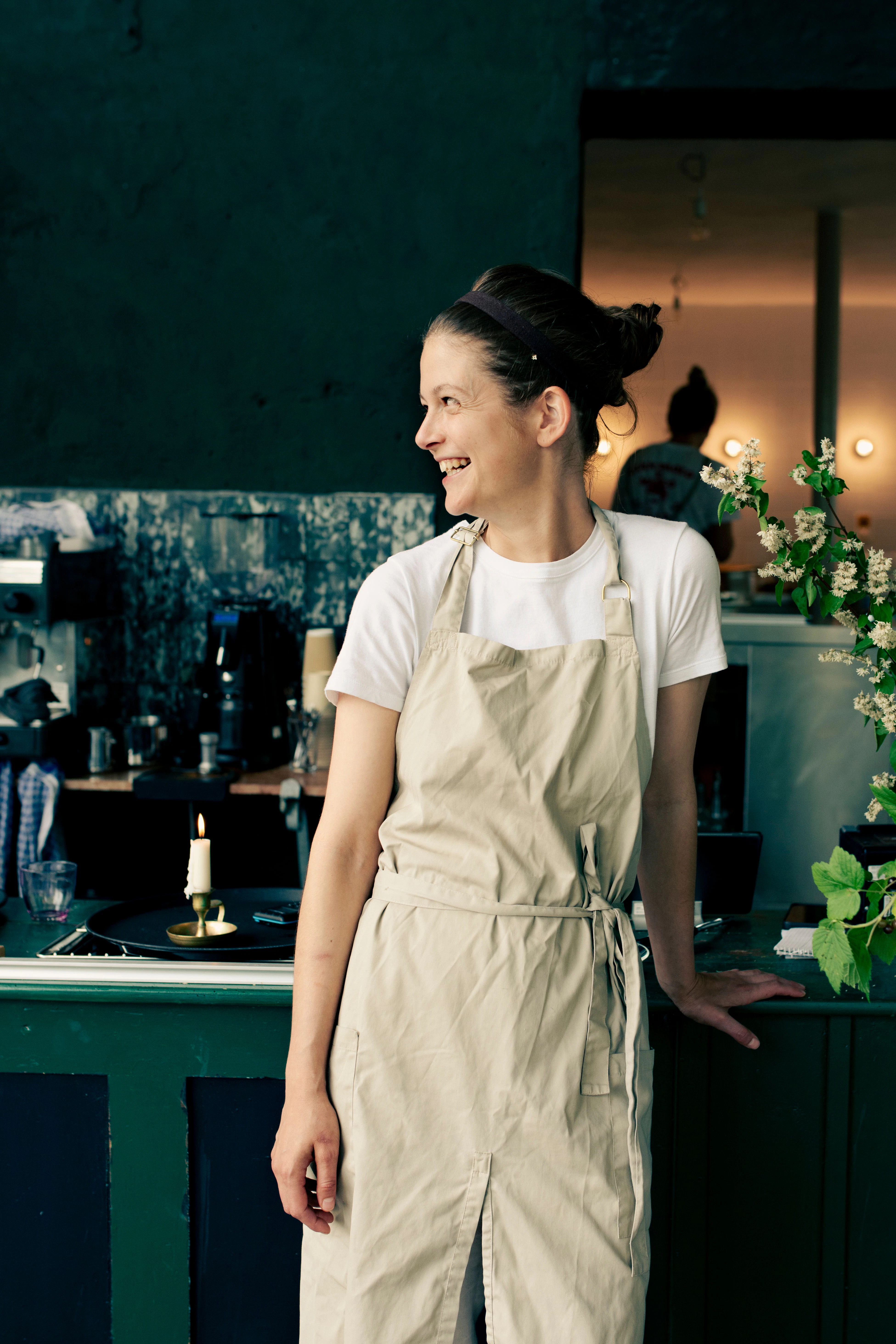 Die Inhaberin des Gaia Zsuzsanna Toth in ihrem Restaurant.