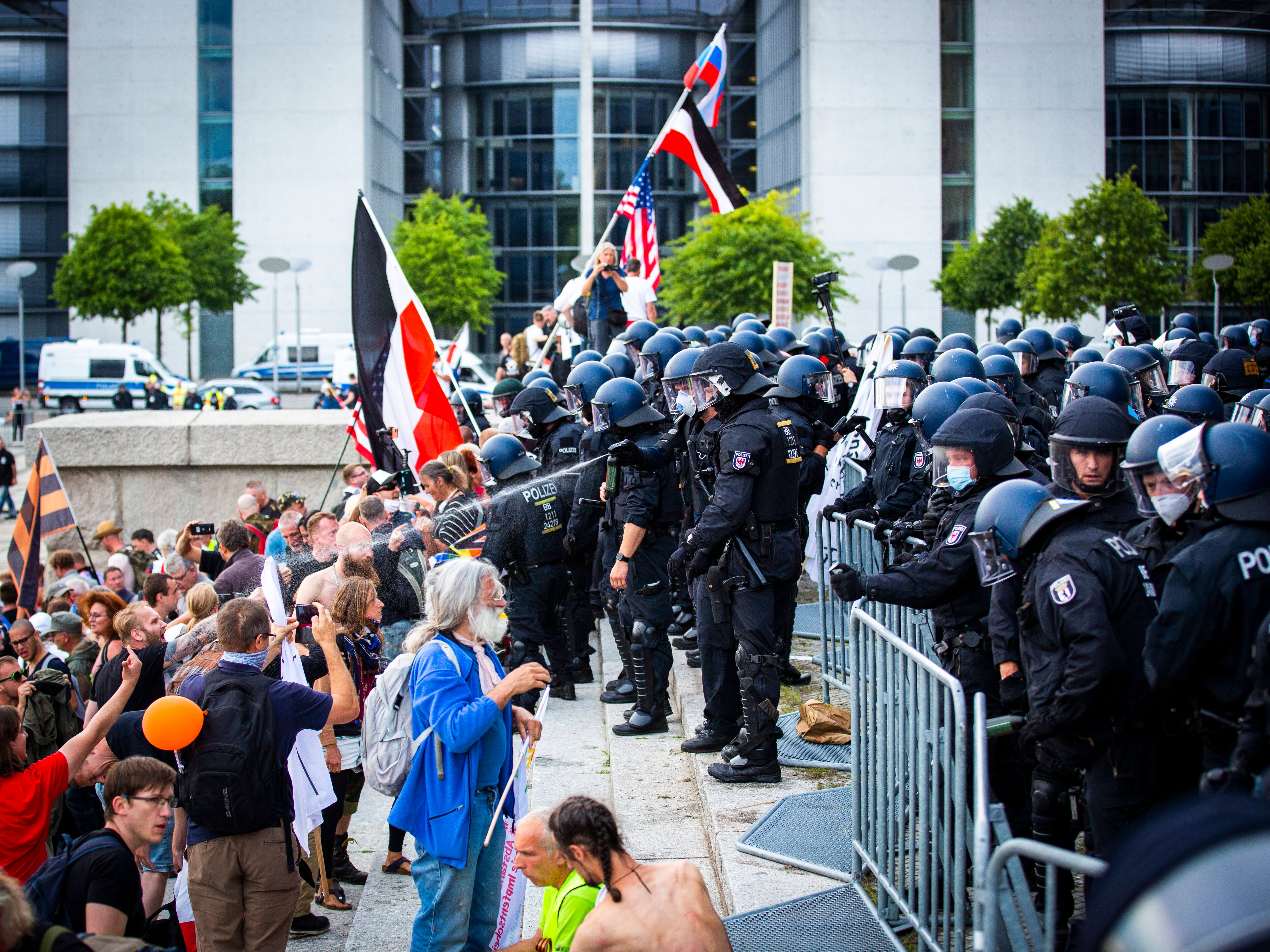 Prozess Zum Sturm Auf Den Reichstag: Corona-Demonstrant Vor Berliner ...