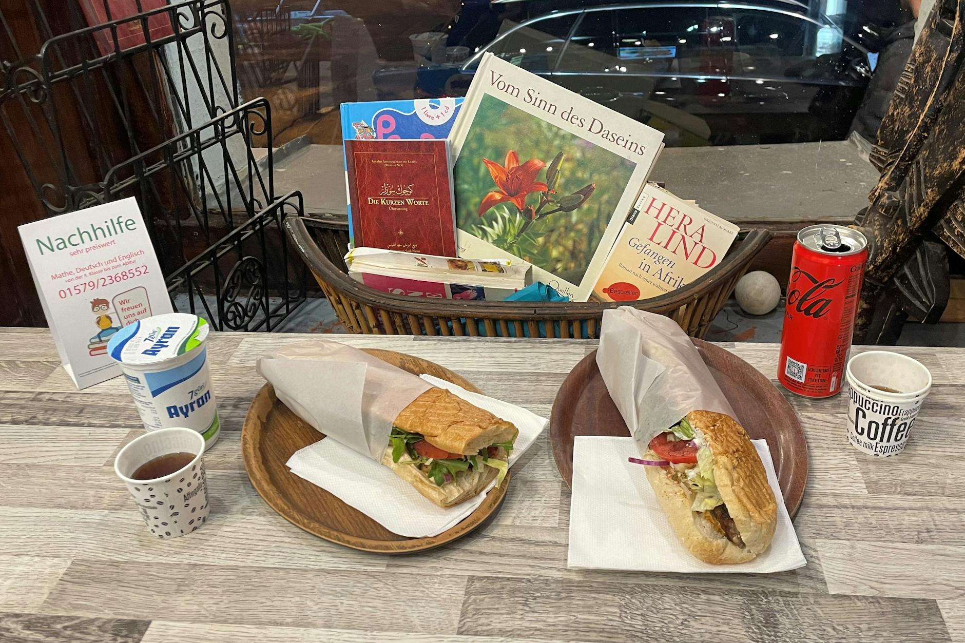 So intellektuell geht’s bei kaum einem türkischen Imbiss zu: Zum Köfte-Baguette (rechts Jumbo) liest der Autor Hera Lind. Geistig und kulinarisch ein Genuss der Spitzenklasse.