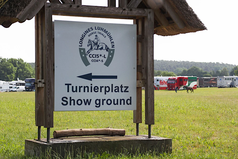 ARCHIV - Blick auf ein Schild «Turnierplatz/Show ground» vor dem Veranstaltungsgelände im niedersächsischen Luhmühlen.  