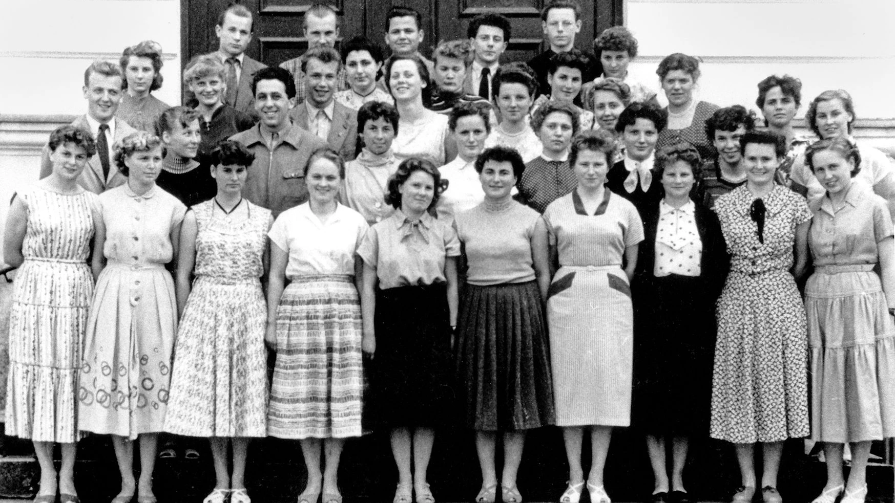 Umringt von vielen schönen Frauen: Egon Krenz gehörte zu den Absolventen des Lehrerbildungsinstituts Putbus des Jahres 1957.