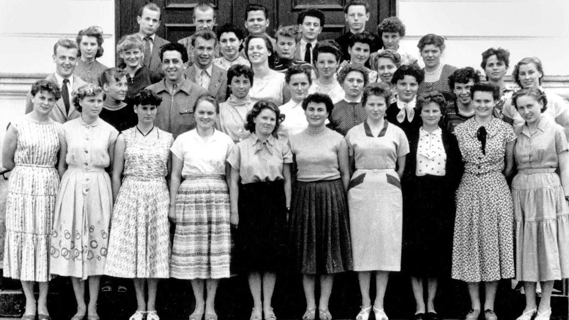 Umringt von vielen schönen Frauen: Egon Krenz gehörte zu den Absolventen des Lehrerbildungsinstituts Putbus des Jahres 1957.