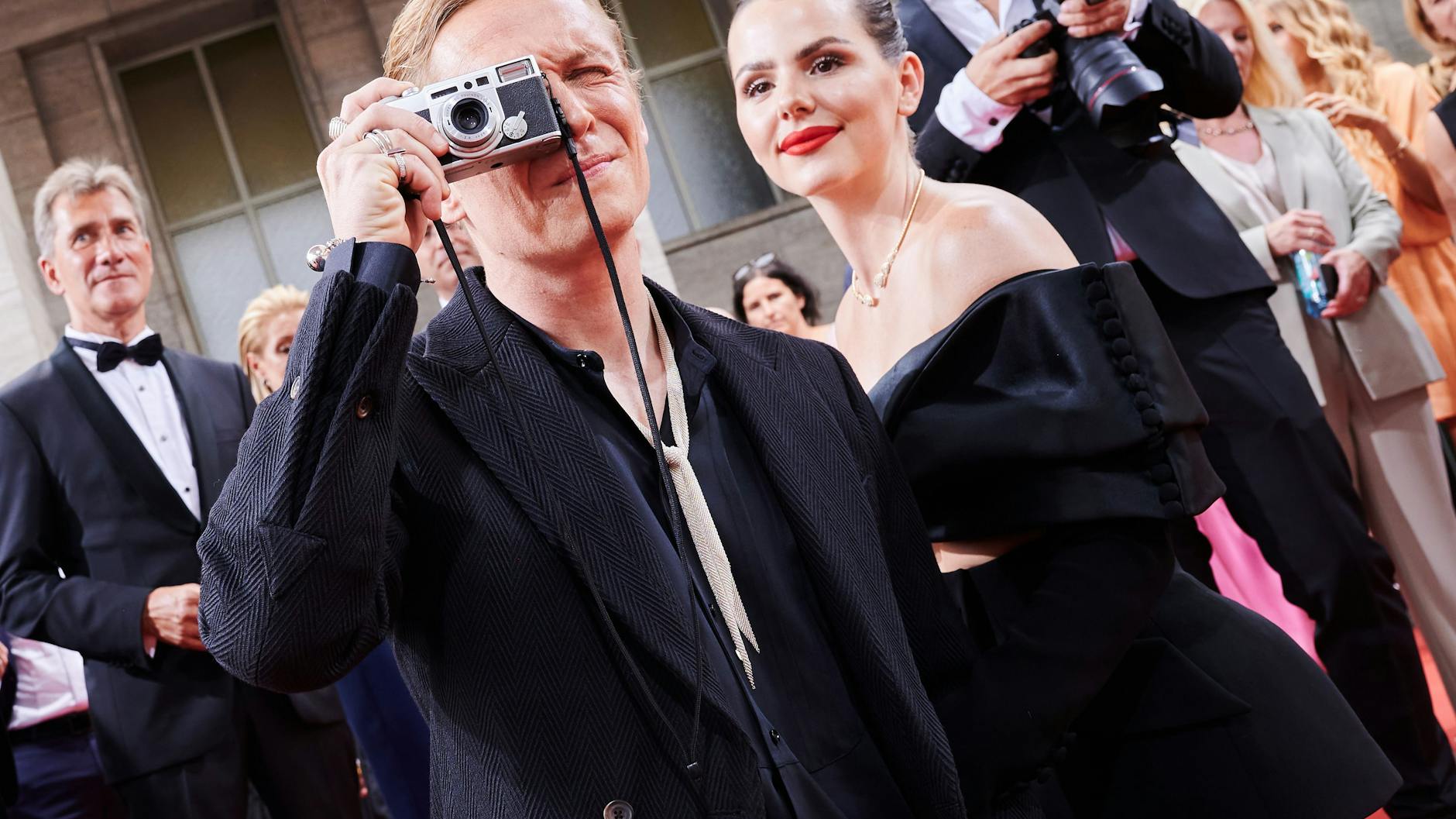 Schauspieler Matthias Schweighöfer kommt fotografierend mit seiner Freundin Ruby O. Fee zur 72. Verleihung des Deutschen Filmpreis im Palais am Funkturm.