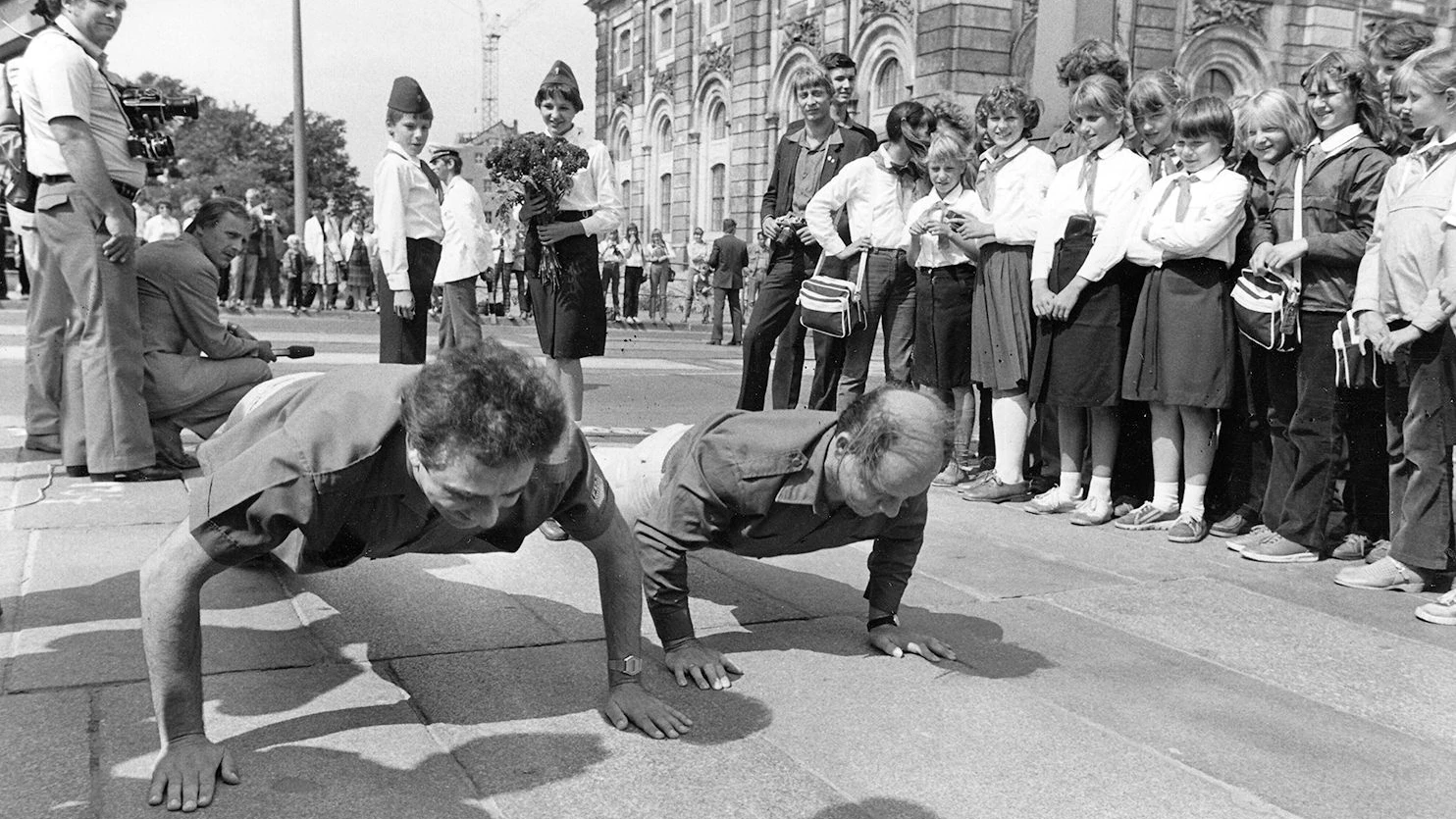 Egon Krenz gab sich als FDJ-Berufsjugendlicher gerne volksnah, zeigt hier mit Liegestützen wie fit er ist.