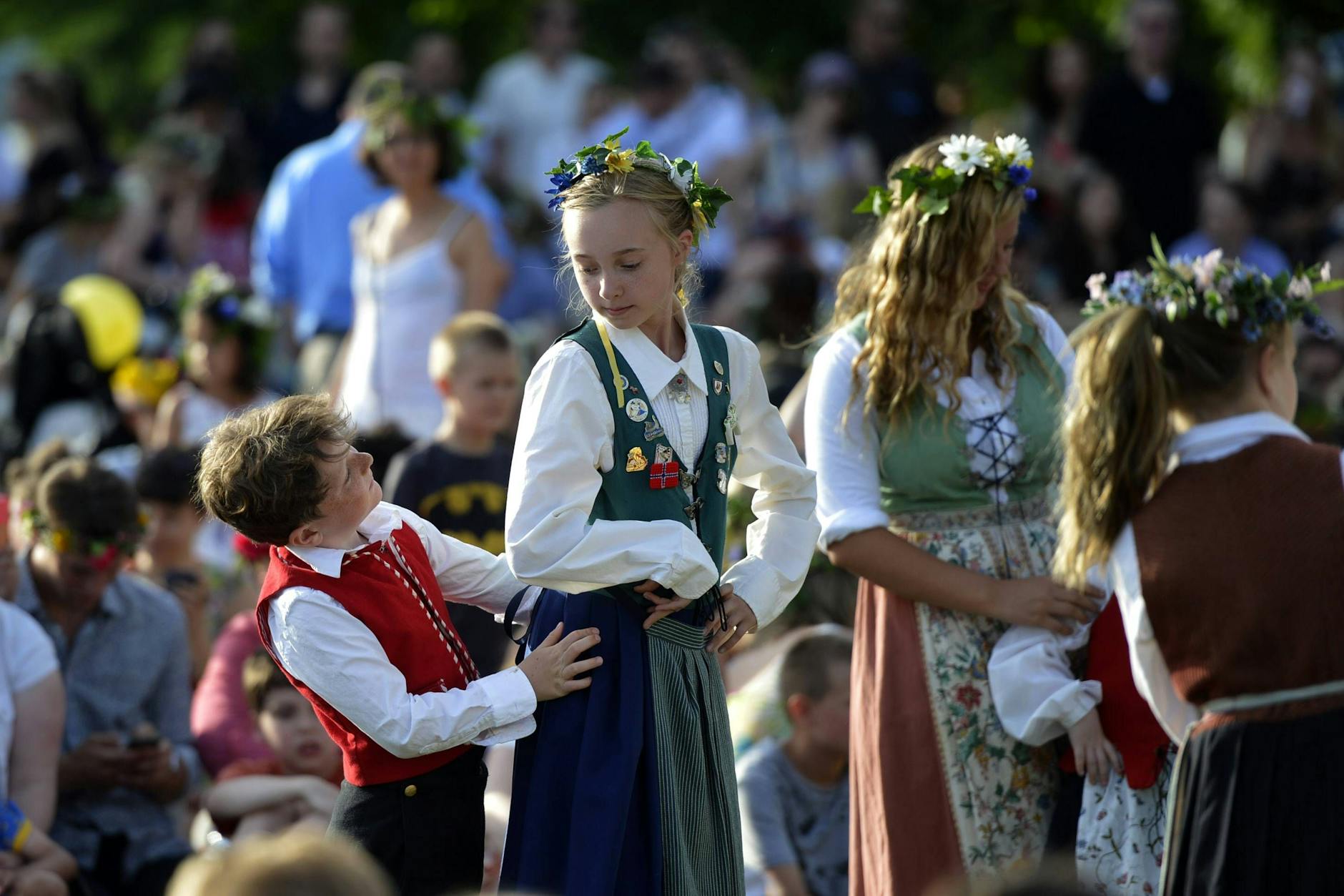 Schweden an Mittsommer: Tanz um die Maistange, immer wieder.