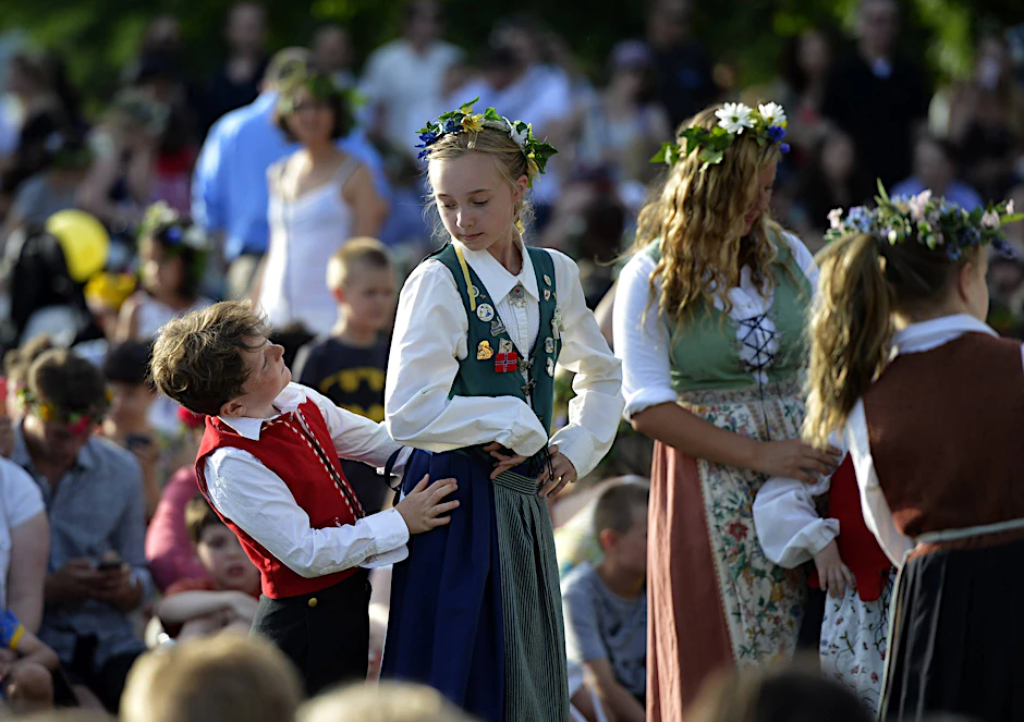 Schweden an Mittsommer: Tanz um die Maistange, immer wieder.