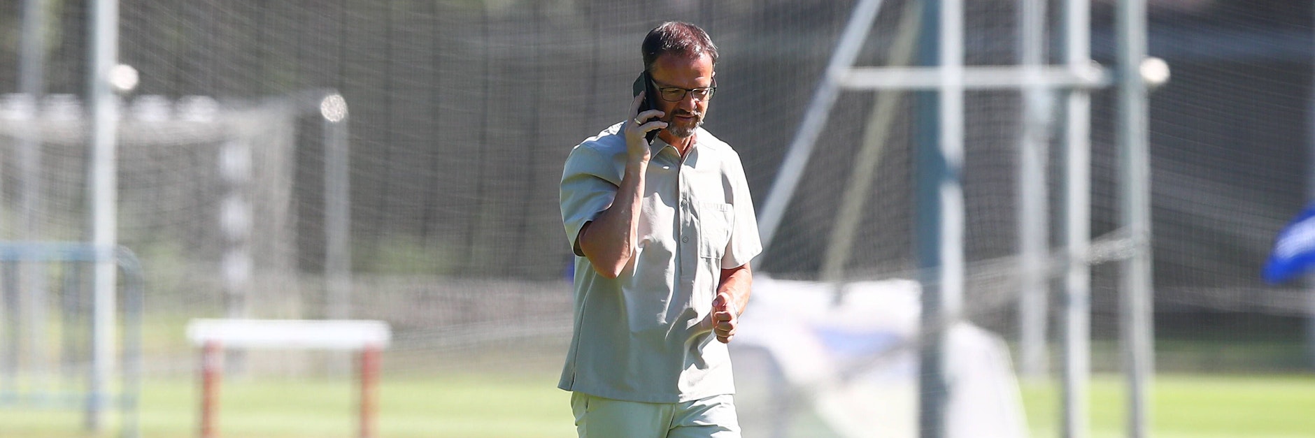 Hertha-Boss Fredi Bobic ist ständig am Telefon. Derzeit aber nur, um Spieler zu verkaufen oder bei der Stange zu halten.