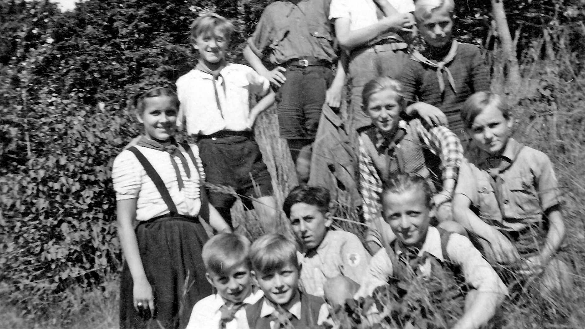 Die Pioniergruppe von Egon Krenz (erste Reihe Mitte) in Damgarten, 1950 aufgenommen. Drei Jahre zuvor hatte er als Kofferträger auf Sylt ein paar Mark für einen Boxkampf verdient.