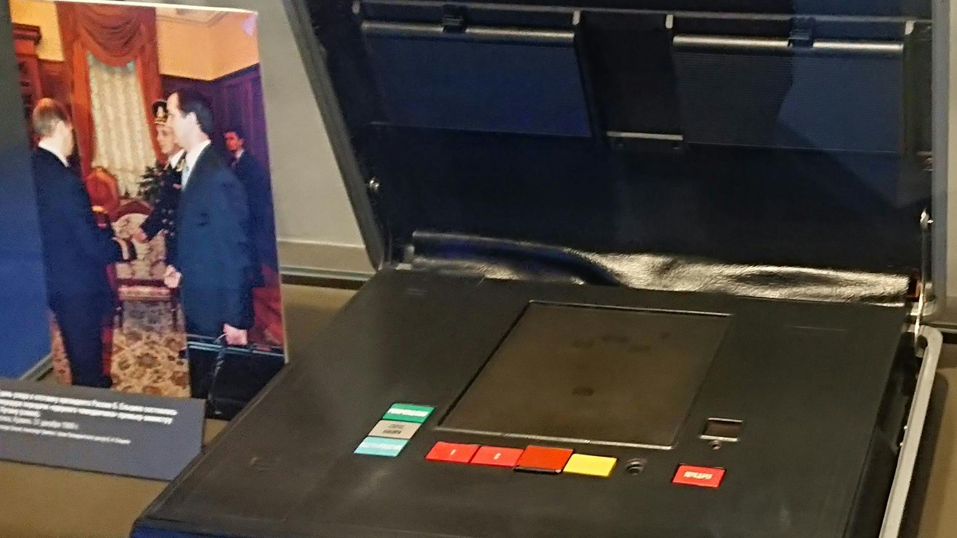 Der Atomkoffer von Präsident Boris Jelzin steht im Boris-Jelzin-Museum in Jekaterinburg.