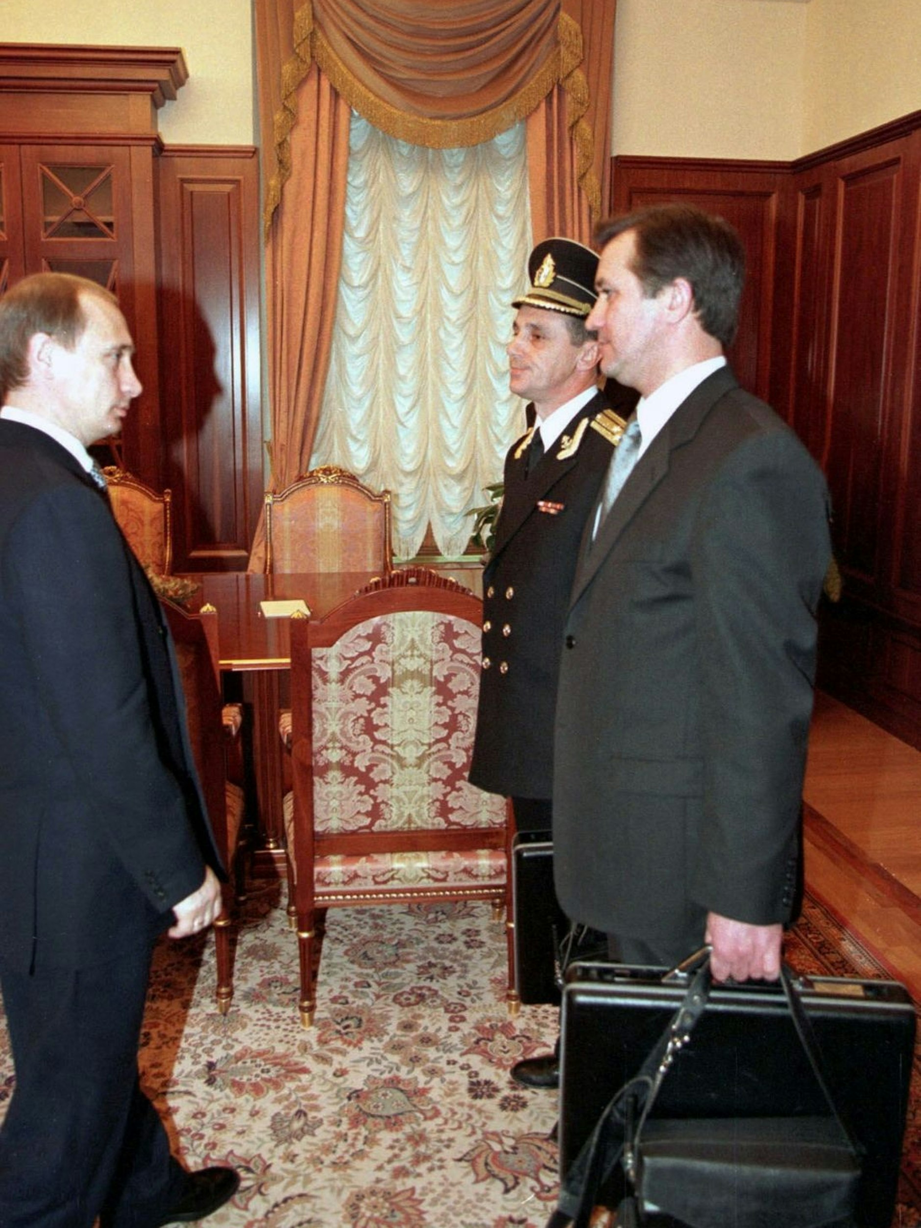 Wladimir Putin (l.) und Vadim Zimin mit Atomkoffer in Händen.
