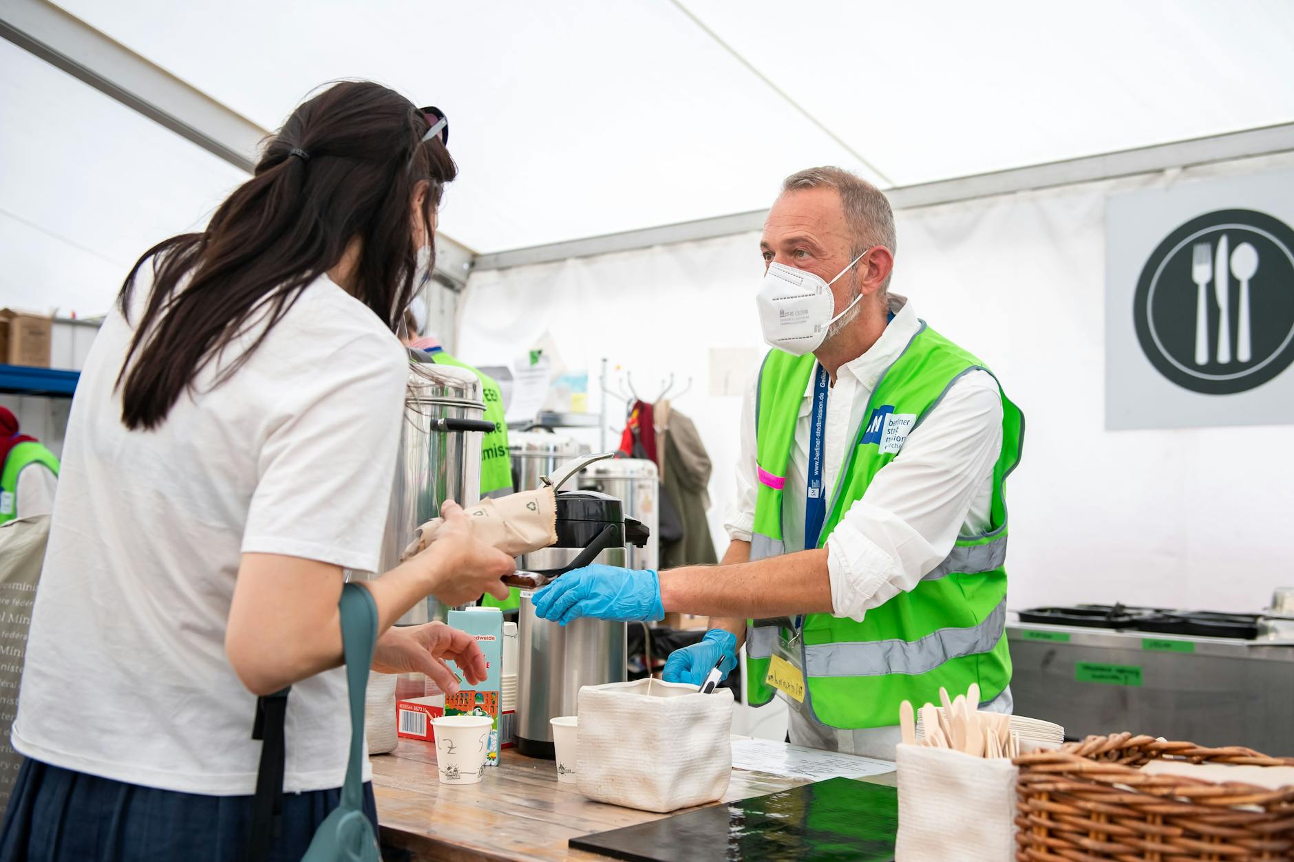 Helfer Alexander im Willkommenszelt am Hauptbahnhof.
