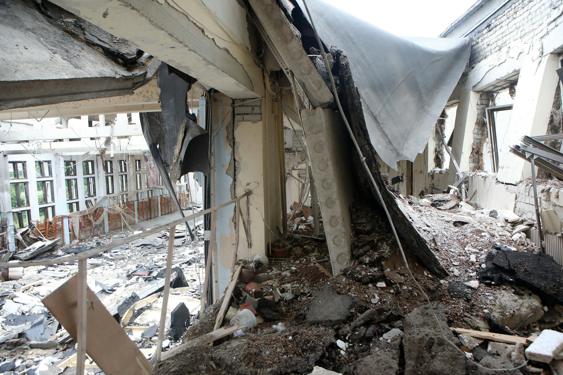 Nach einem russischen Raketenangriff steht diese Sporthochschule im Norden der ostukrainischen Stadt Charkiw in Schutt und Asche.