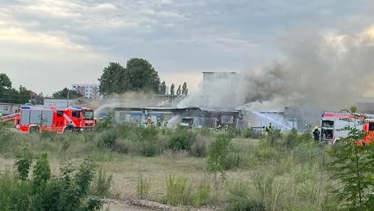 Berlin-Weißensee: Rauch steigt aus der brennenden Werkstatt auf.