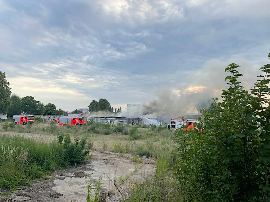 Berlin-Weißensee: Rauch steigt aus der brennenden Werkstatt auf.
