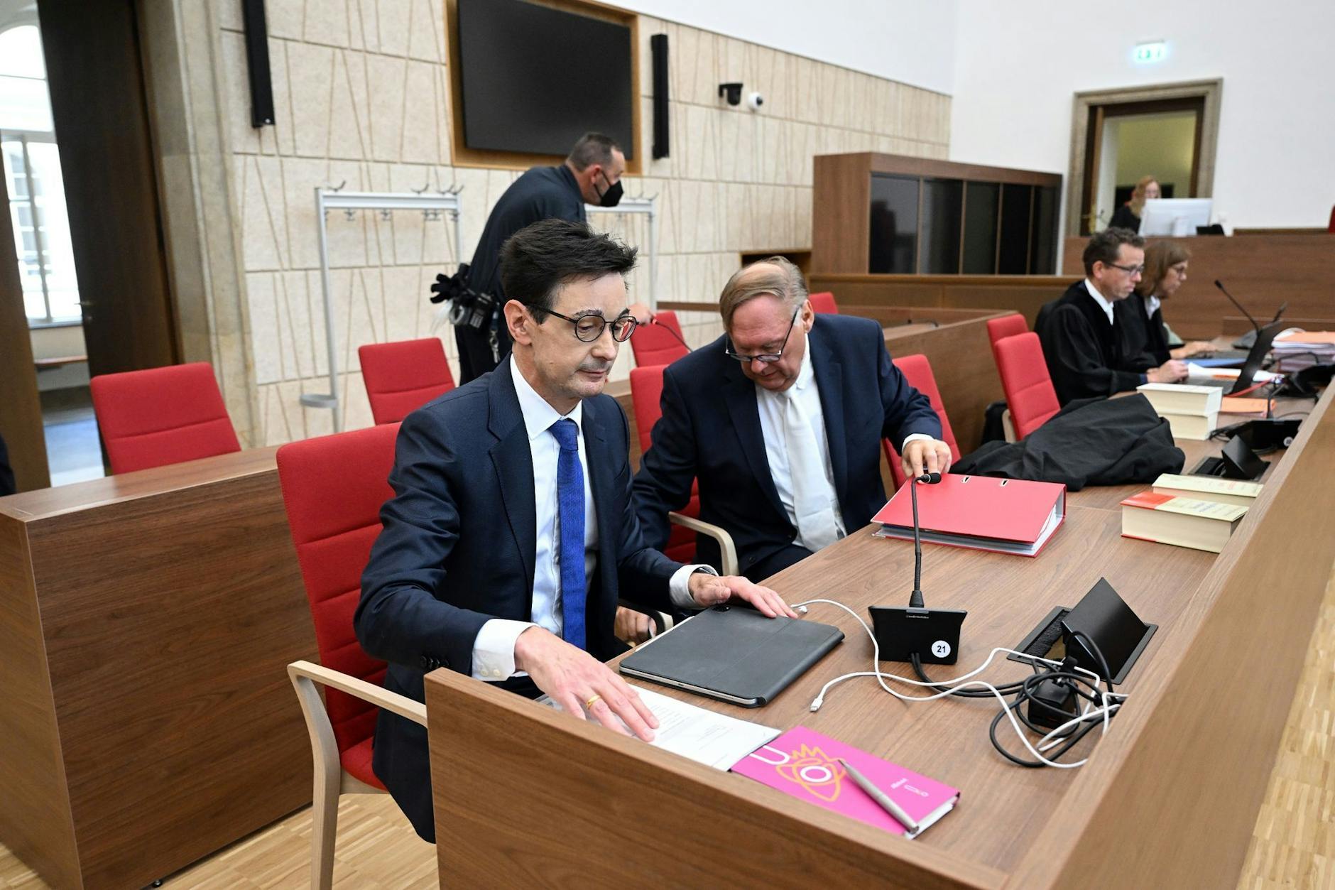 Bernhard Günther (l.), ehemaliger Finanzchef von Innogy, und sein Rechtsanwalt Martin Meinberg (r.) warten auf den Beginn des Prozesses in Wuppertal.