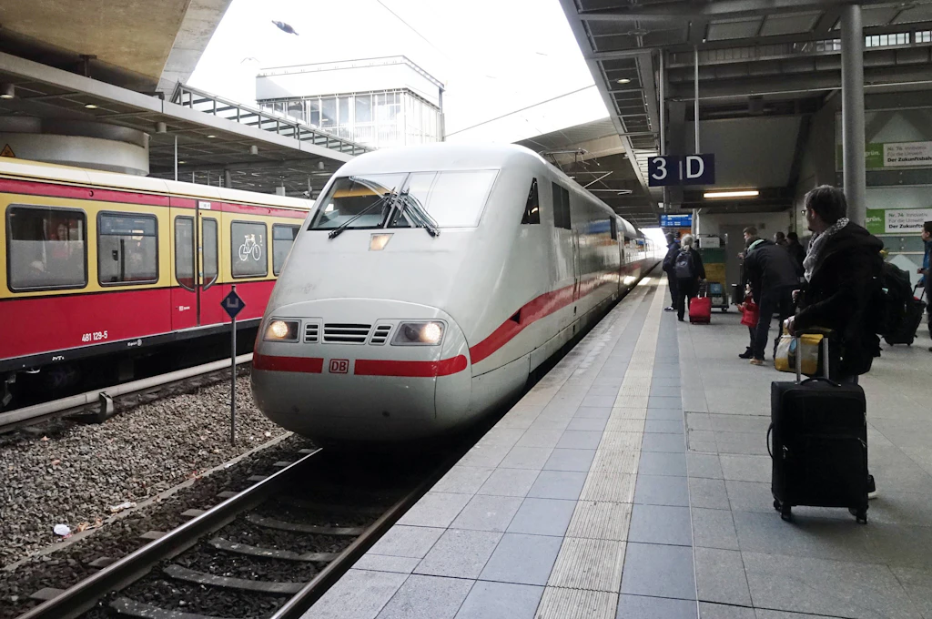 Berlin: Böschungsbrand sorgt am Südkreuz für Zugausfälle und Umleitungen