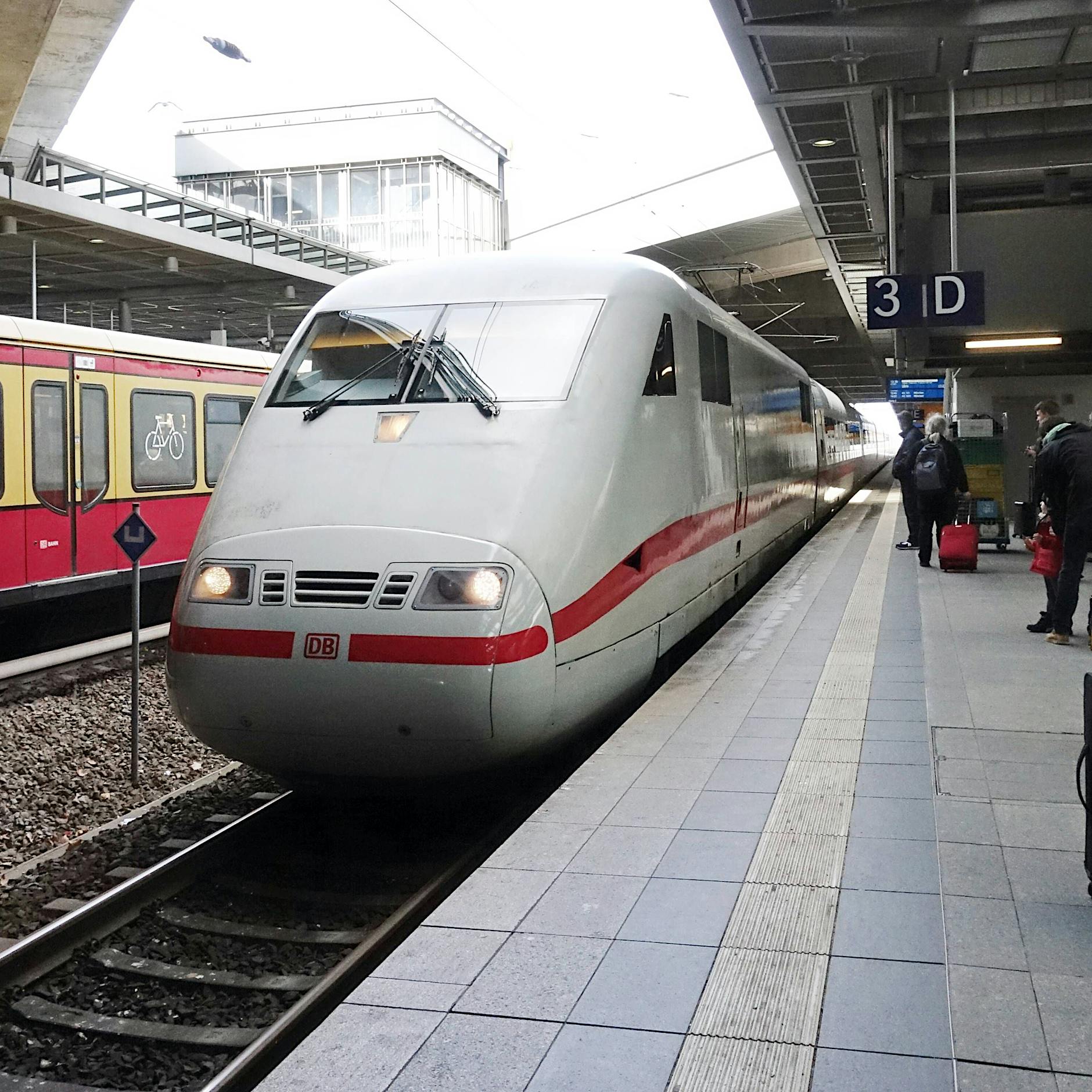 Berlin: Böschungsbrand sorgt am Südkreuz für Zugausfälle und Umleitungen