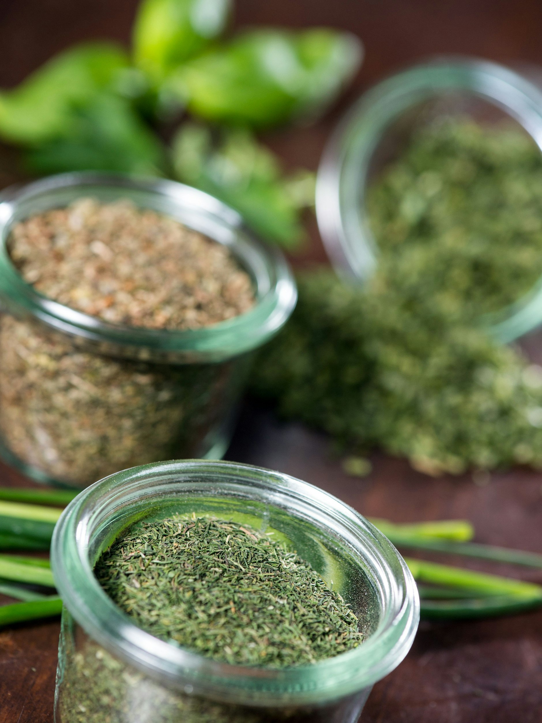 Wer seine Kräuter aus dem Garten auch im Sommer noch genießen möchte, kann sie beispielsweise durch Trocknen haltbar machen.