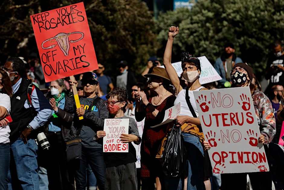 San Francisco: Demonstranten, die für das Recht auf Abtreibung protestieren, versammeln sich am Philip Burton Federal Building in San Francisco.