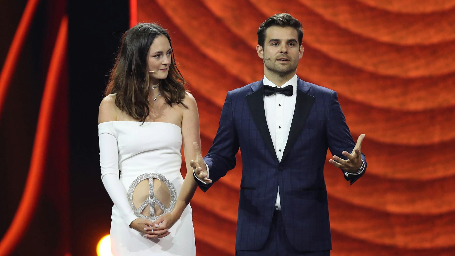 Peace! Lea van Acken und Lucas Reiber präsentierten den Preis für das beste Szenenbild.