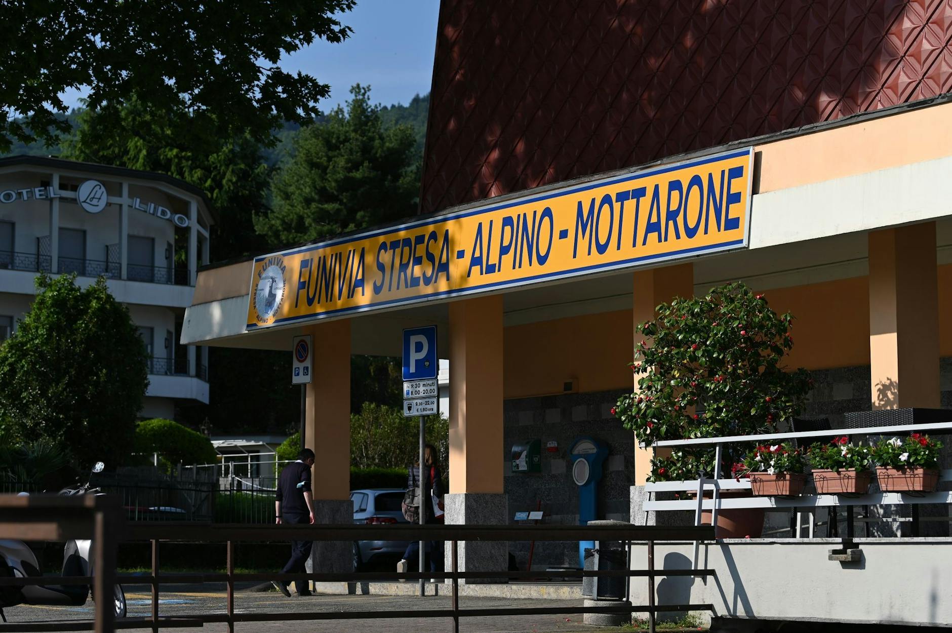 ARCHIV - Der Eingang der Talstation der Seilbahn Stresa-Mottarone, westlich des Lago Maggiore in Norditalien.