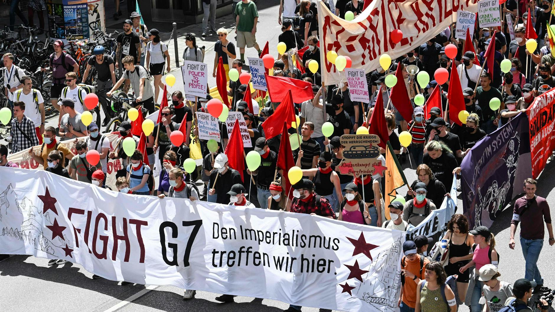 Globalisierungskritiker demonstrieren einen Tag vor Begin des G7-Gipfels in München