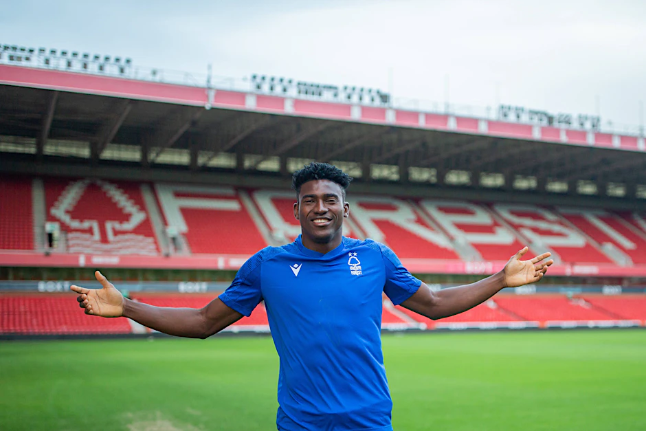 Taiwo Awoniyi präsentiert sich schon in seiner neuen Wirkungsstätte im Stadion von Nottingham Forest.