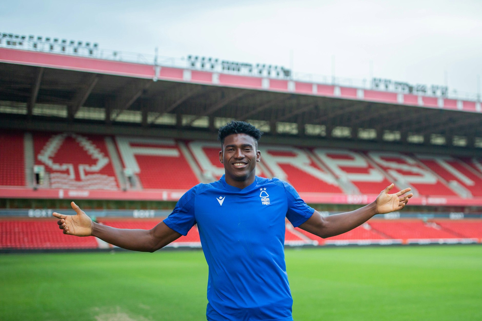 Taiwo Awoniyi präsentiert sich schon in seiner neuen Wirkungsstätte im Stadion von Nottingham Forest.