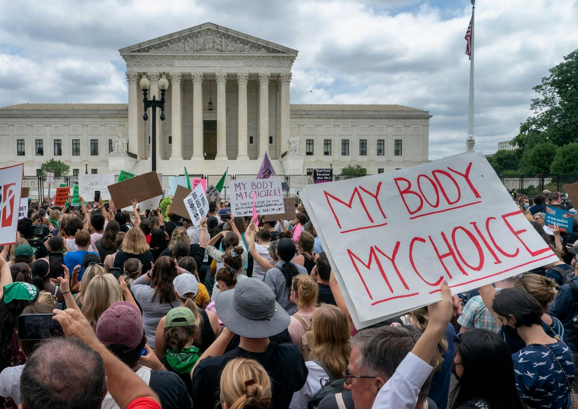 Befürworter eines liberalen Abtreibungsrechts versammeln sich nach der Entscheidung des Obersten Gerichtshofs, das liberale Abtreibungsrecht zu kippen, vor dem Gebäude des Obersten Gerichtshofs. pa