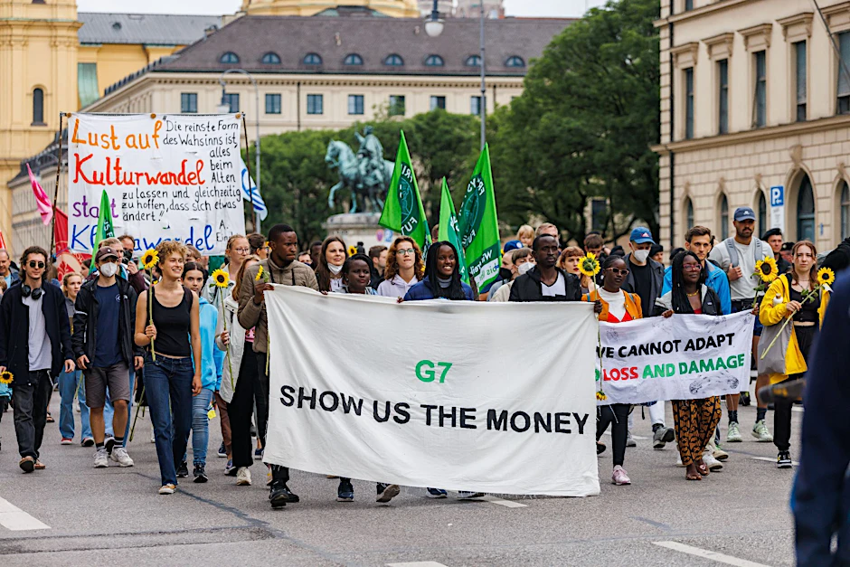 Demonstranten von Fridays for Future protestieren in München vor dem G7-Gipfel auf Schloss Elmau für eine andere Klimapolitik.