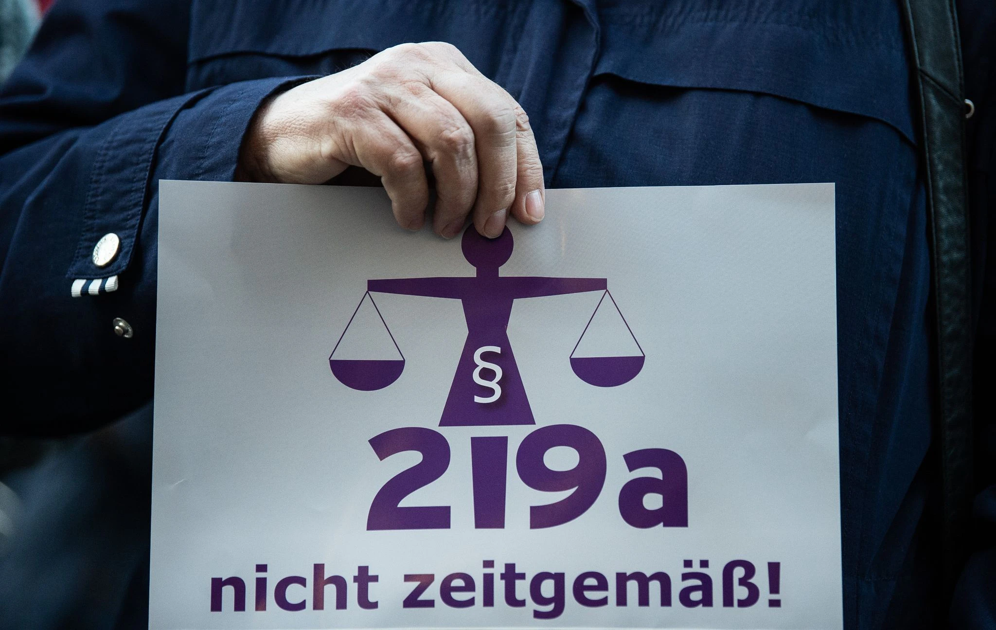 ARCHIV - Schild bei einem Protest gegen Paragraf 219a StGB (Archivbild). Der Paragraf regelt das Verbot, für Schwangerschaftsabbrüche zu werben.  