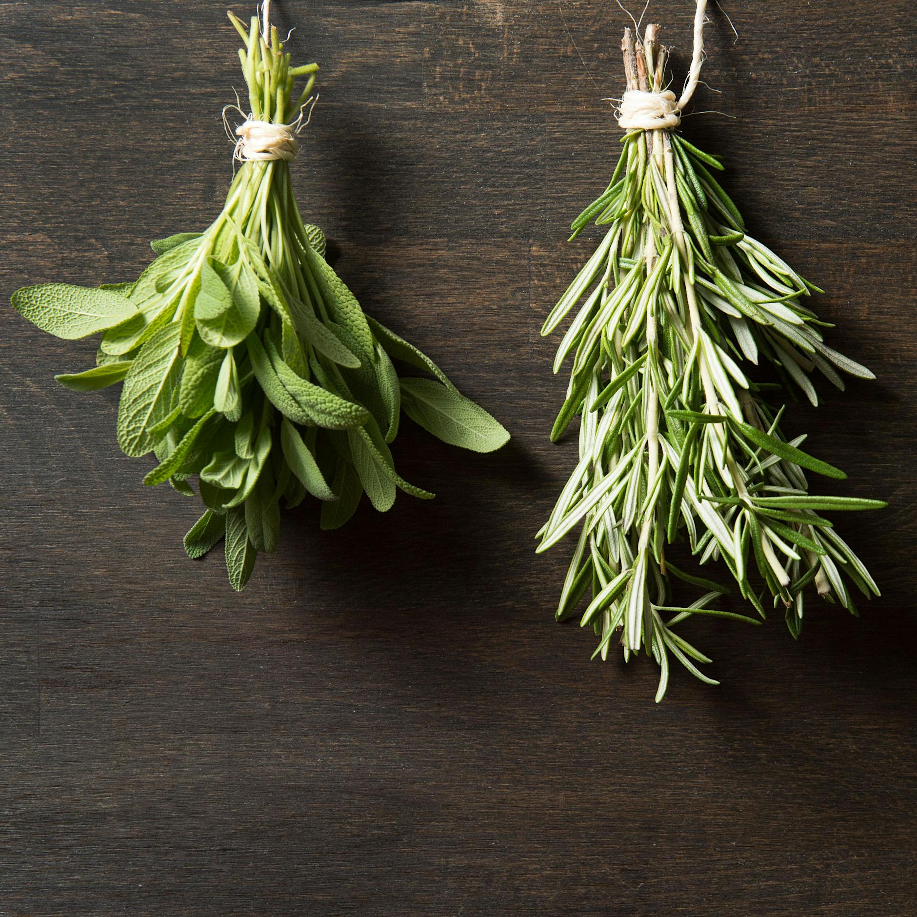 Minze, Schnittlauch und Co.: So trocknen Sie Ihre Kräuter richtig!