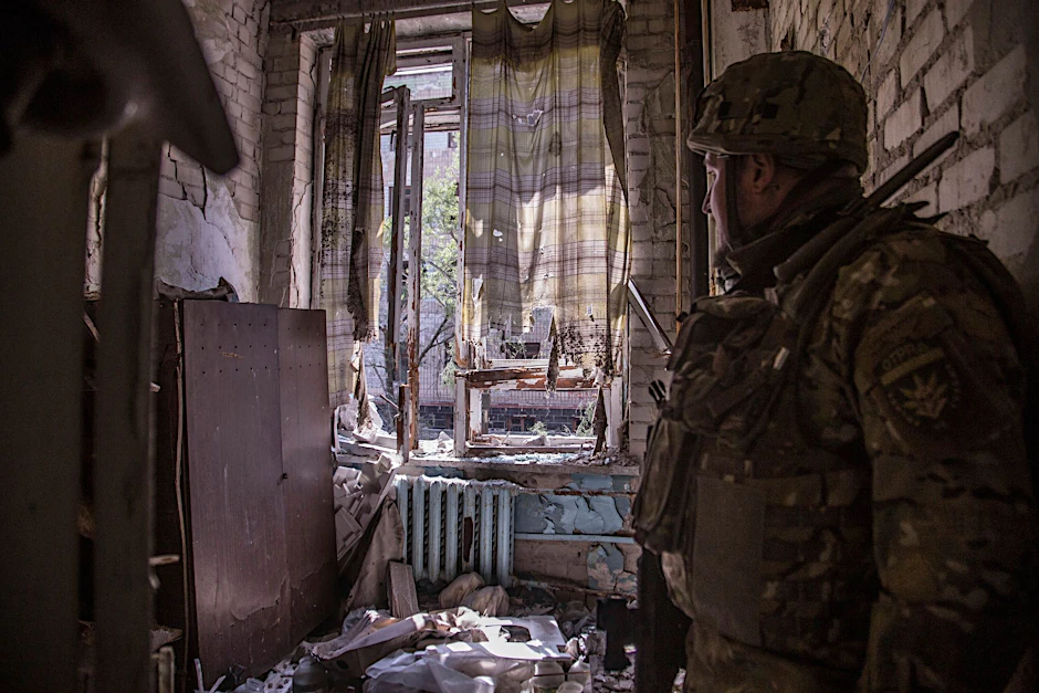 ARCHIV - Ein ukrainischer Soldat steht während schwerer Kämpfe an der Front in Sjewjerodonezk in einer zerstörten Wohnung.  