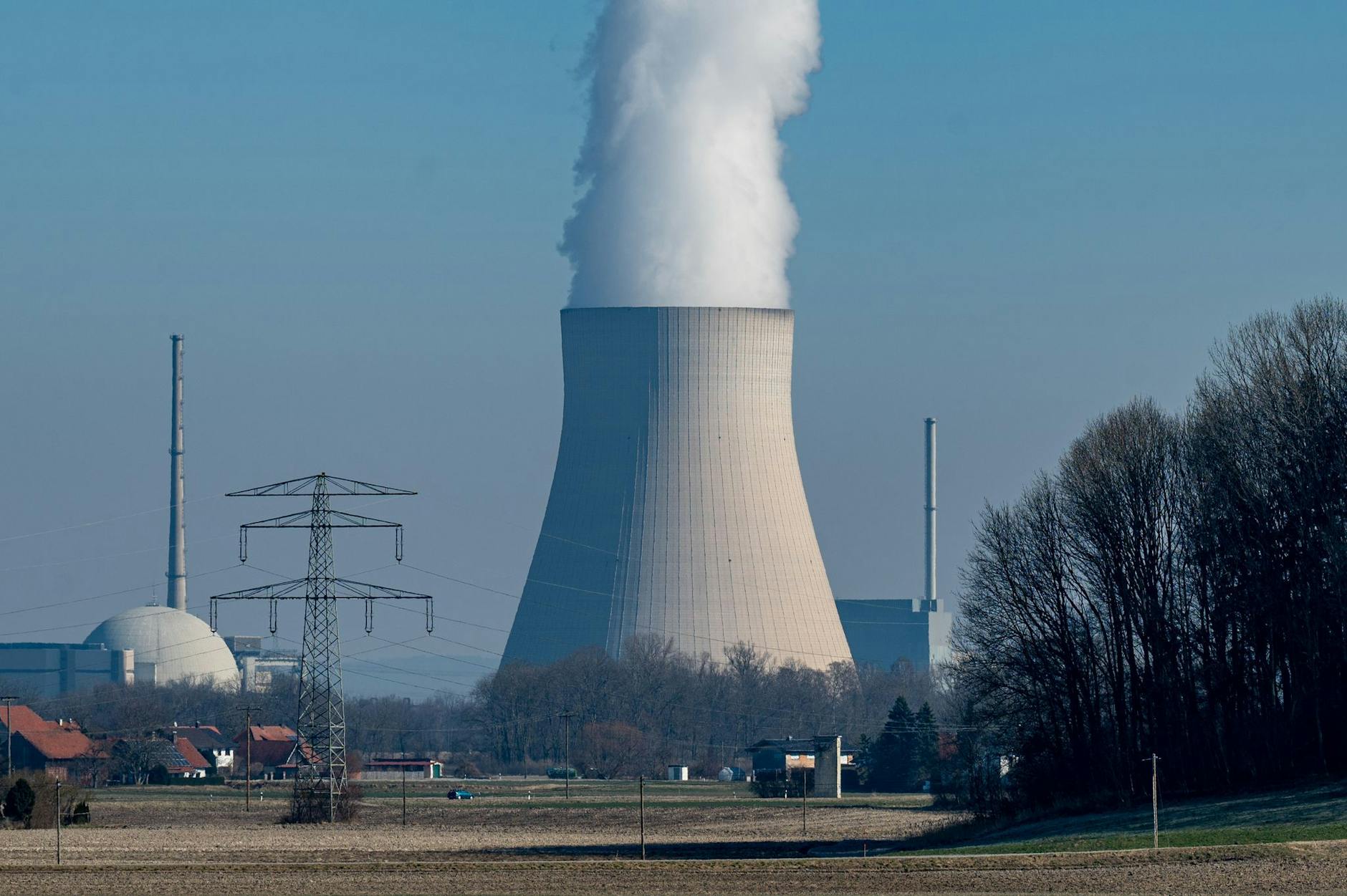 ARCHIV - Wasserdampf steigt aus dem Kühlturm vom Atomkraftwerk (AKW) Isar 2. Der Wirtschaftsflügel der CDU will eine Laufzeitverlängerung der verbliebenen drei Atomkraftwerke in Deutschland.