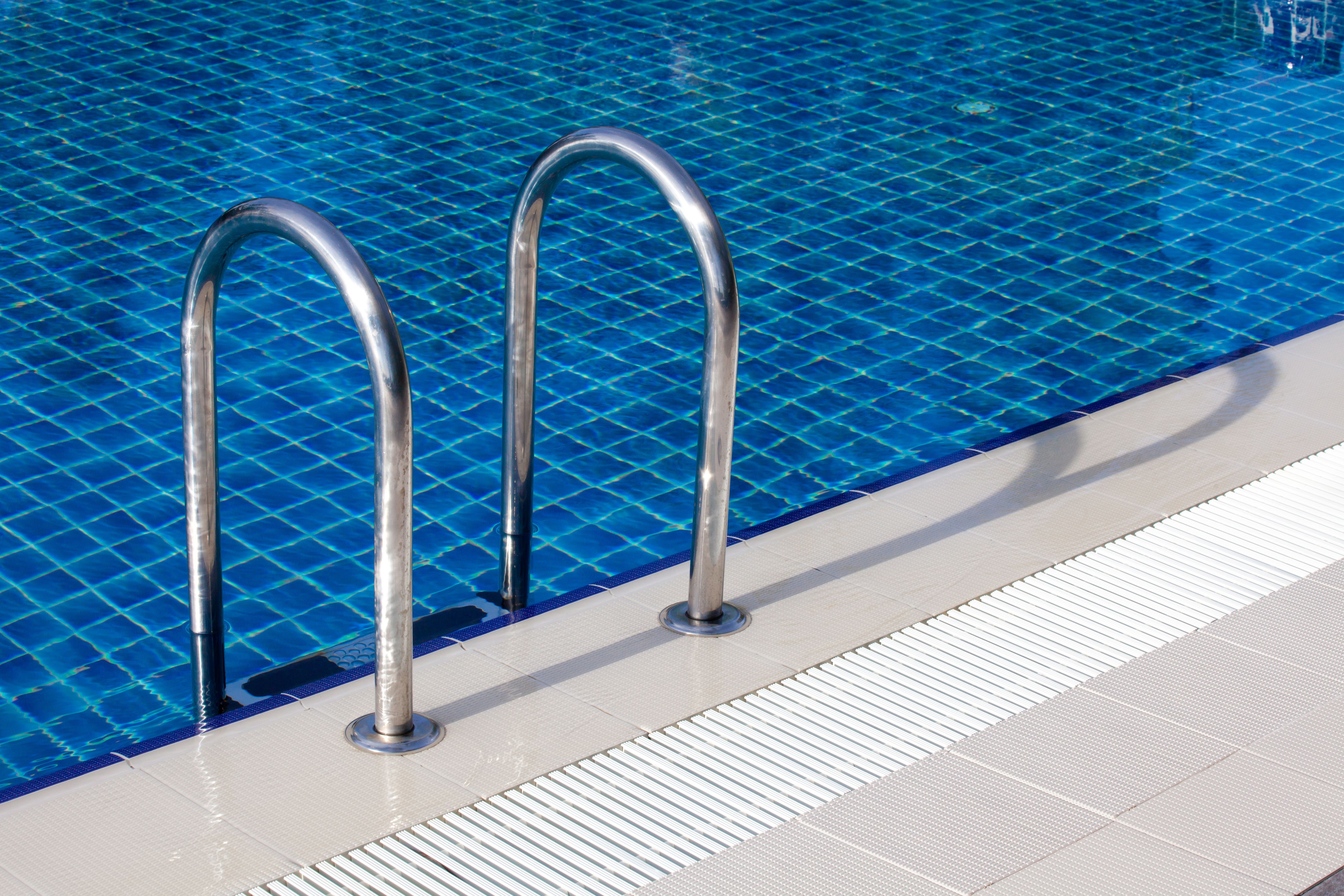 Image - Doppel-Tragödie: Mädchen (2) läuft davon, fällt in Swimmingpool – tot! +++ Kind (2) ertrinkt im Gartenteich!