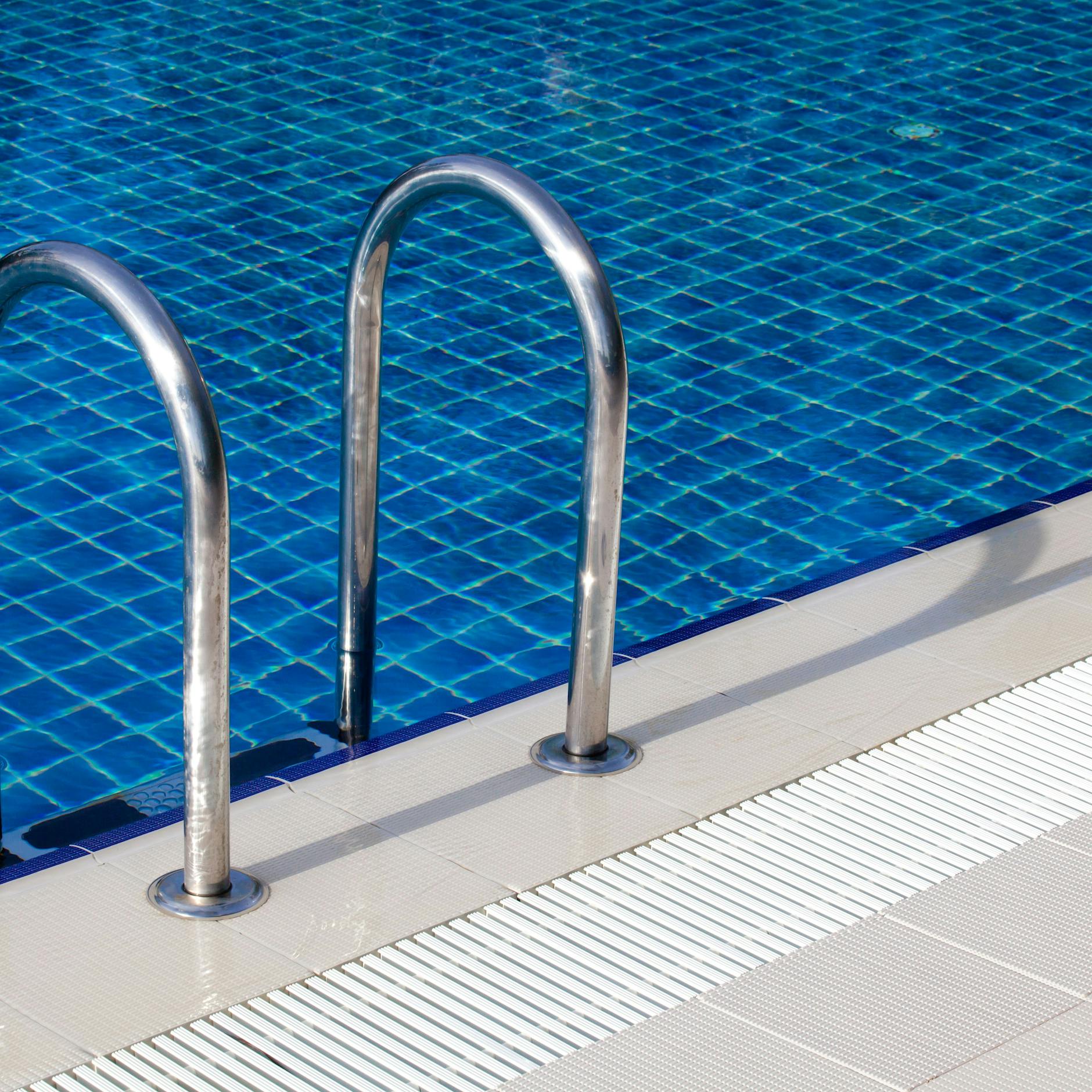 Doppel-Tragödie: Mädchen (2) läuft davon, fällt in Swimmingpool – tot! +++ Kind (2) ertrinkt im Gartenteich!