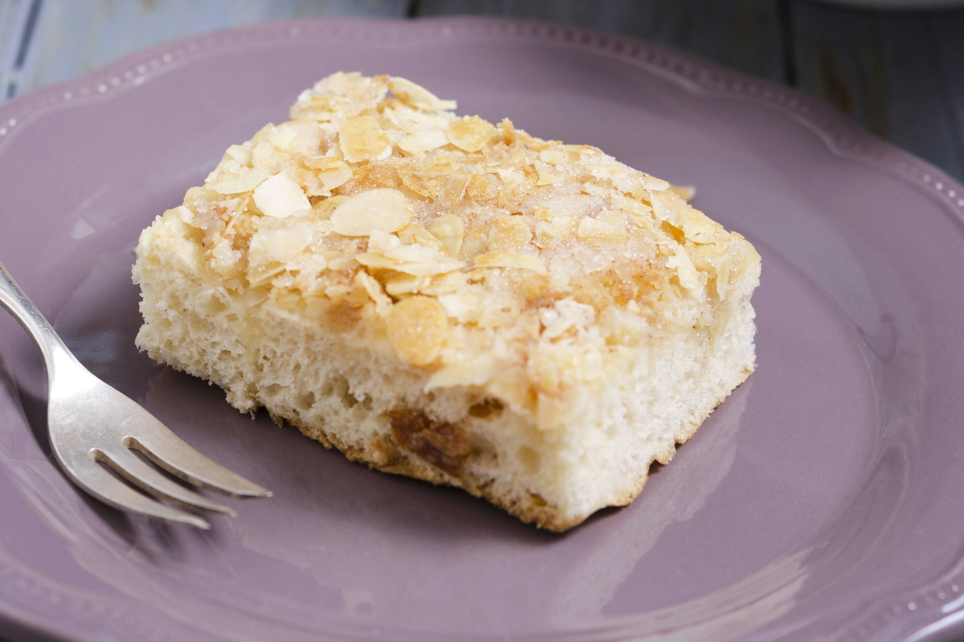 Dieser Kuchen weckt Kindheitserinnerungen. Viele kennen ihn noch von früher als Zuckerkuchen oder Butterkuchen.