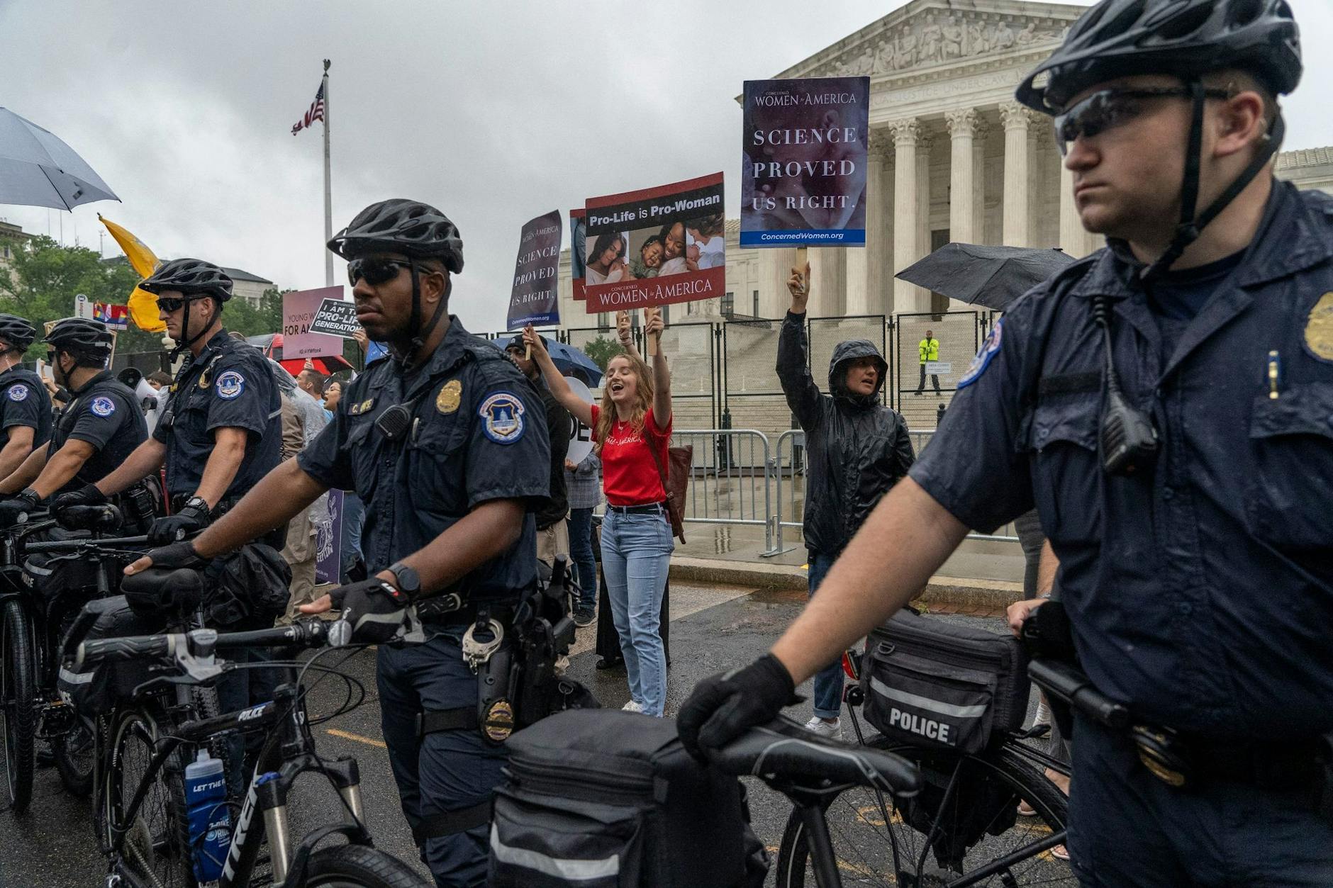 Abtreibungsbefürworter und Abtreibungsgegner protestierten erst kürzlich vor dem Obersten Gerichtshof. pa