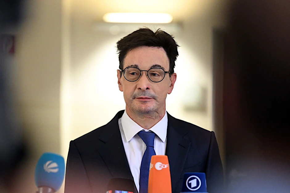 Bernhard Günther, ehemaliger Finanzchef von Innogy, gibt vor Beginn des Prozesses ein Statement ab.  