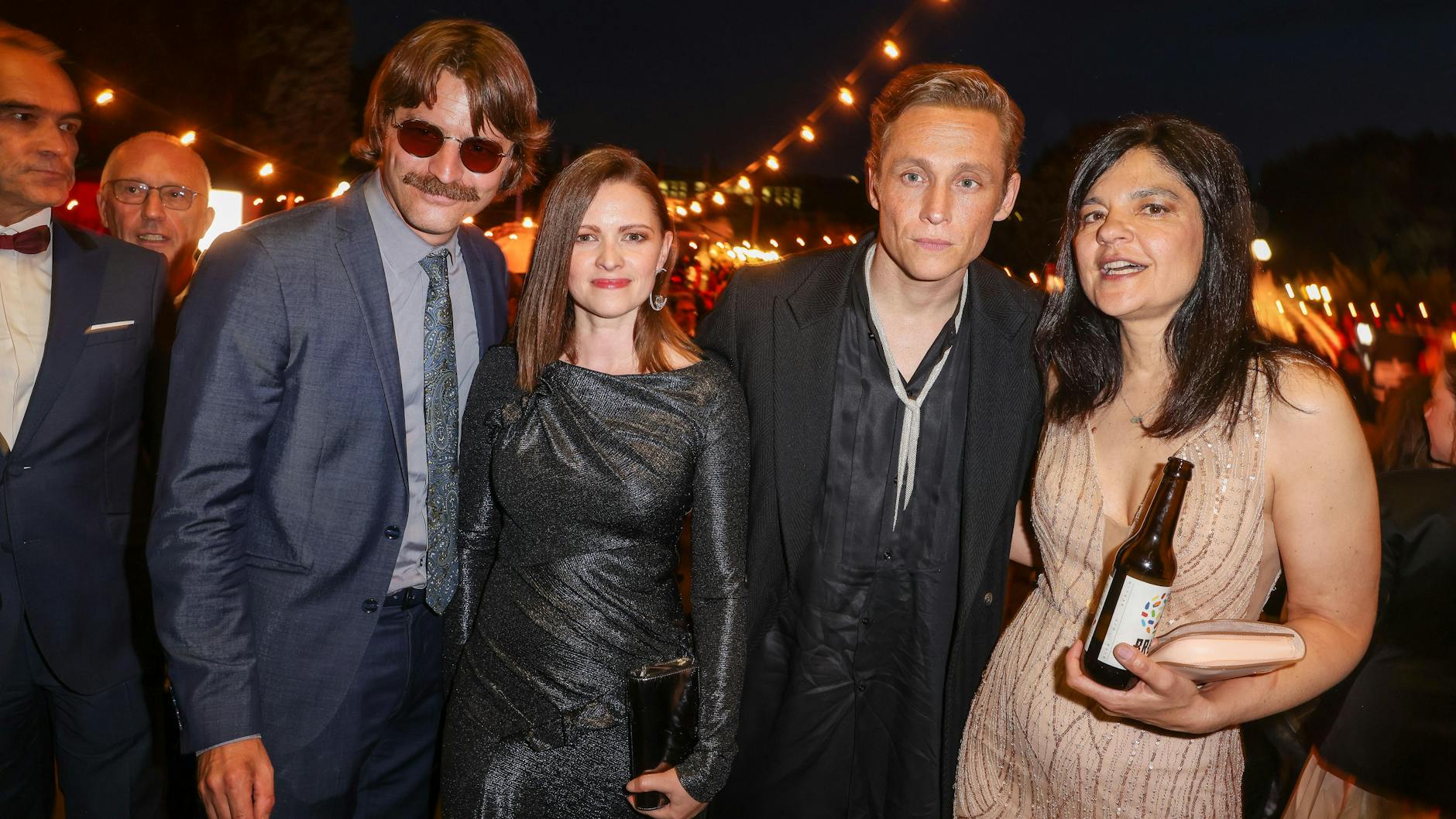 Im Gewühl beim Deutschen Filmpreis 2022: Die Filmstars Friedrich Mücke (kaum wiederzuerkennen!), Jennifer Ulrich, Matthias Schweighöfer und Jasmin Tabatabai.