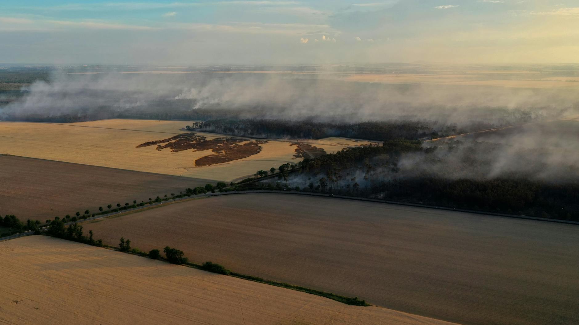 Es raucht noch im Landkreis Elbe-Elster. An der Landesgrenze von Brandenburg und Sachsen kämpft die Feuerwehr weiter gegen Glutnester.