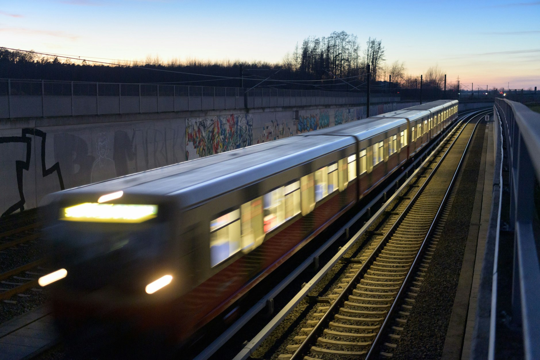 Rettungssanitäter versuchten noch den Menschen wiederzubeleben. (Symbolbild)