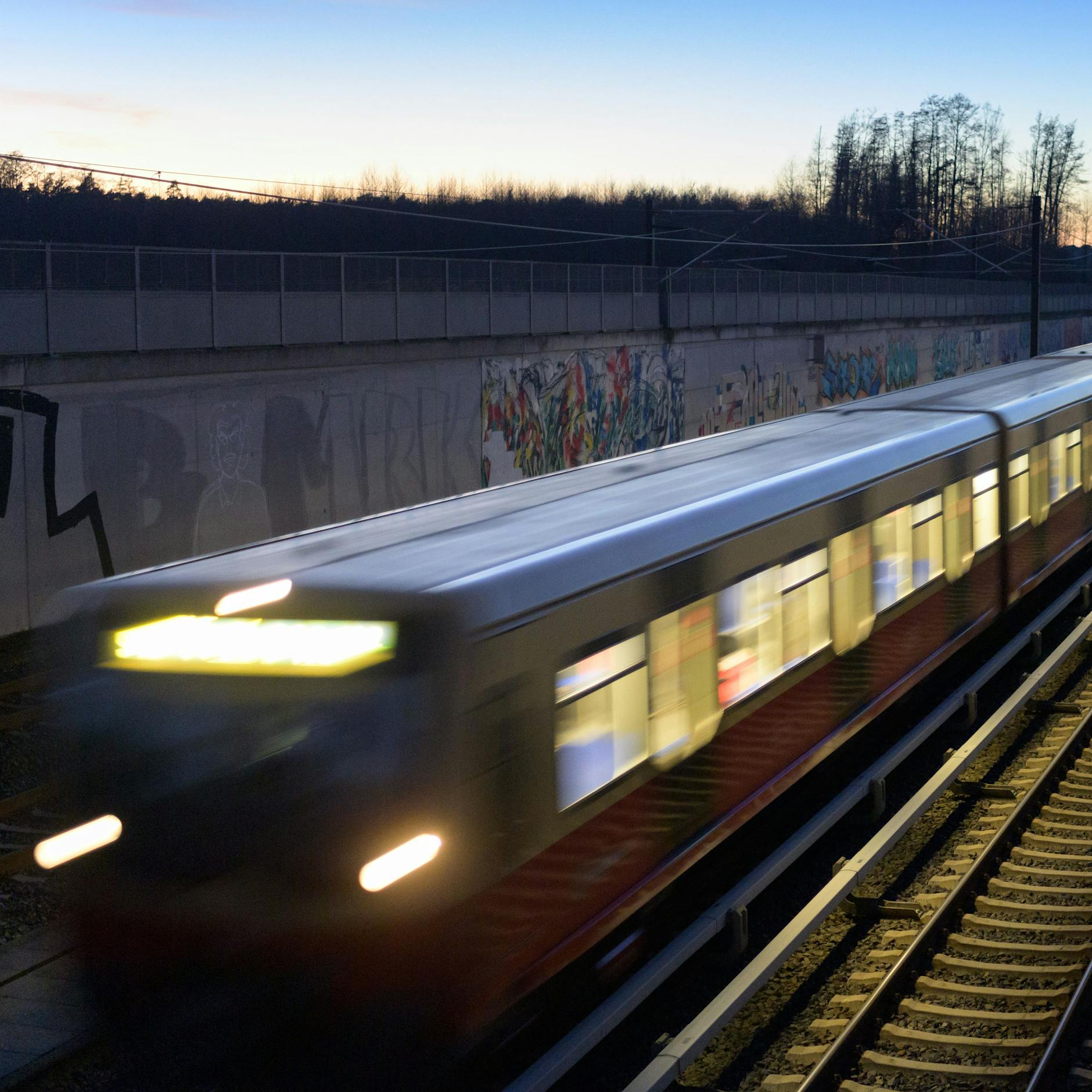 Tödlicher Unfall am S-Bahnhof Steglitz: 15-jähriger S-Bahn-Surfer wurde leblos vom Dach einer S-Bahn geborgen