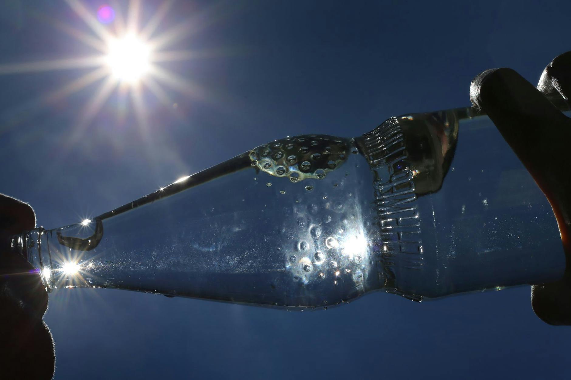 Wenn es richtig heiß ist, muss ein kaltes Getränk her. Aber ist das eigentlich eine gute Idee?