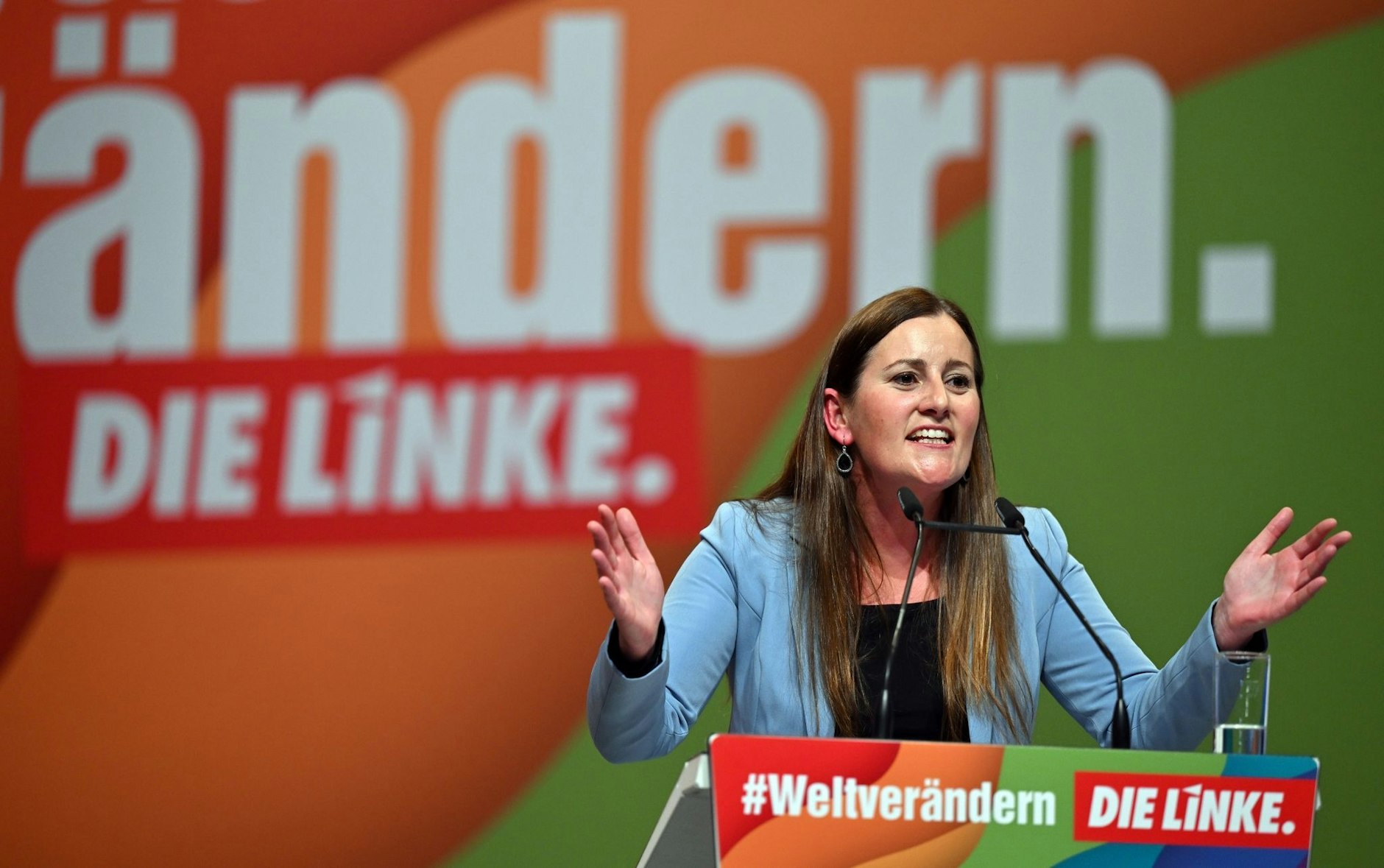 Janine Wissler (Die Linke) spricht zu Beginn des dreitägigen Bundesparteitags in der Messe Erfurt.  