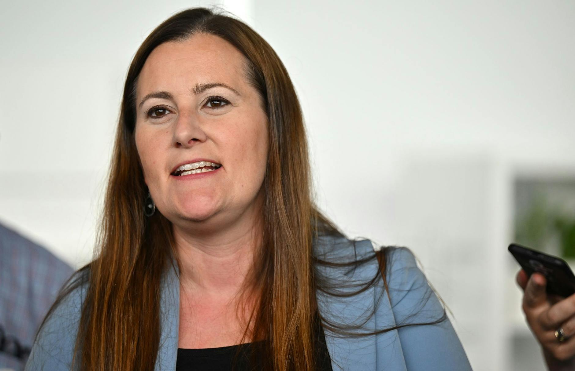 Janine Wissler (Die Linke), Parteivorsitzende, gibt ein Statement vor Beginn des Bundesparteitag der Messe Erfurt.